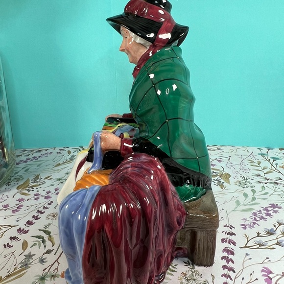 Royal Doulton ''Silk and Ribbons”Signed By Leslie H, Figurine HN2017 England 6”H - Picture 8 of 16